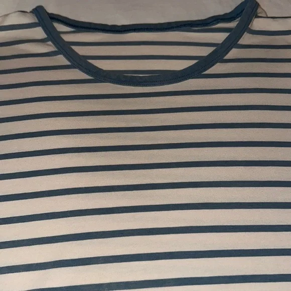 LuluLemon Striped Everyday Shirt XL - Picture 2 of 3